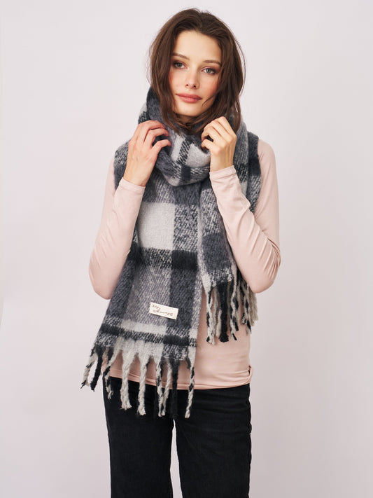 CHECK BRUSH TASSEL SCARF - BLACK | Vintage Havana
