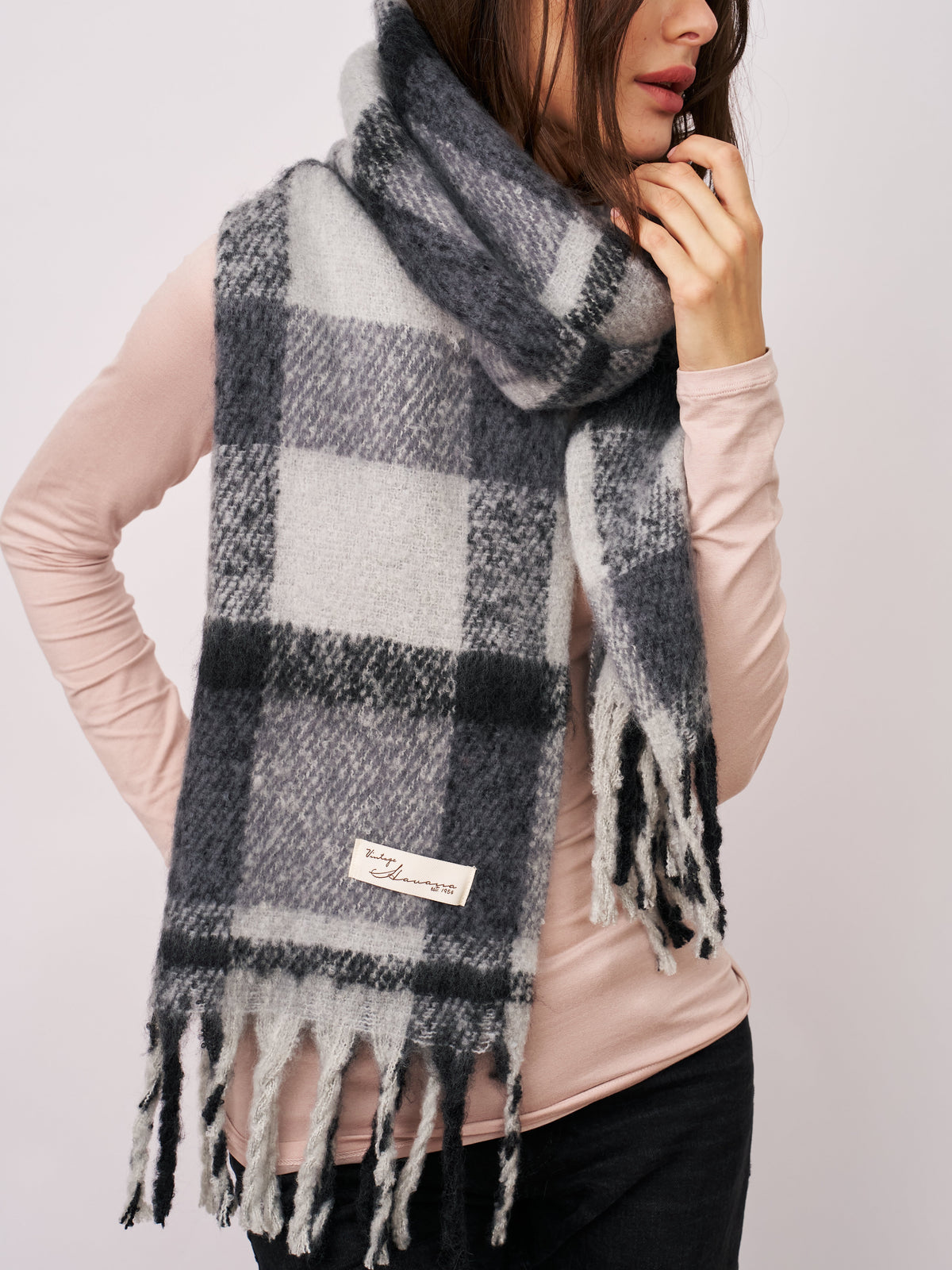 CHECK BRUSH TASSEL SCARF - BLACK | Vintage Havana
