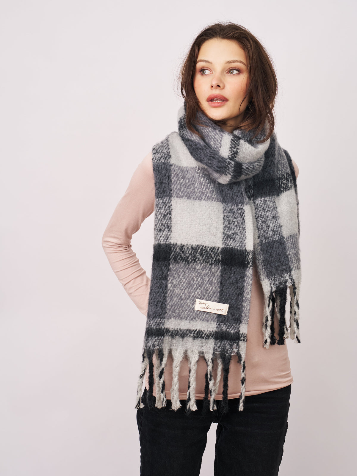 CHECK BRUSH TASSEL SCARF - BLACK | Vintage Havana