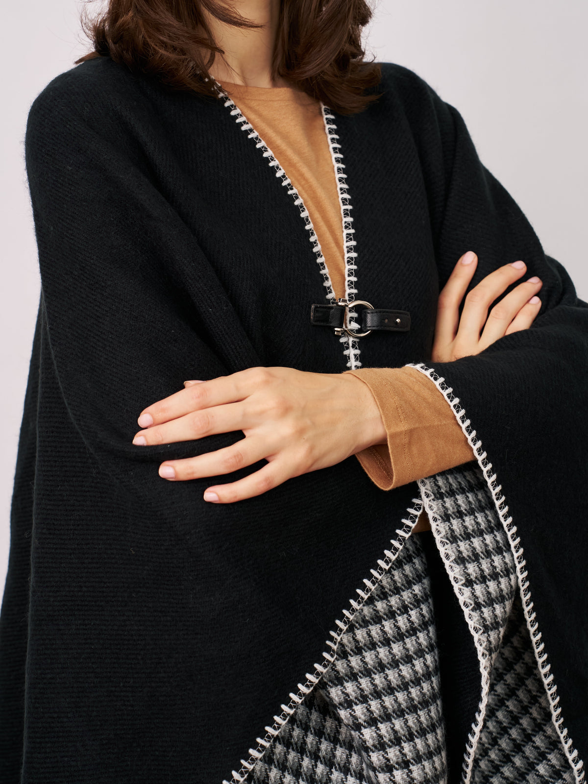 WHIPSTITCH RUANA - BLACK/IVORY | Vintage Havana